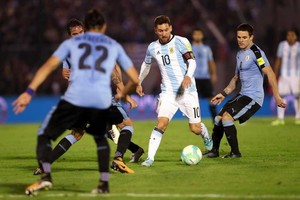 ELLITORAL_189179 |  Agencia EFE Lio  rodeado en una postal del partido; los uruguayos jugaron de contragolpe.