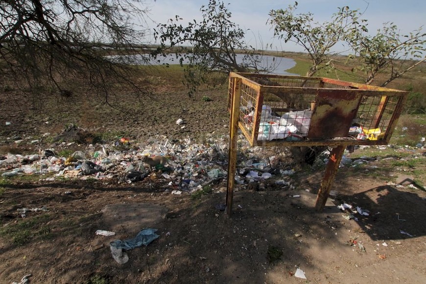 ELLITORAL_258863 |  Mauricio Garín Desidia. Pese a la presencia del cesto comunitario, mucha basura es arrojada por la barranca contra el bañado.