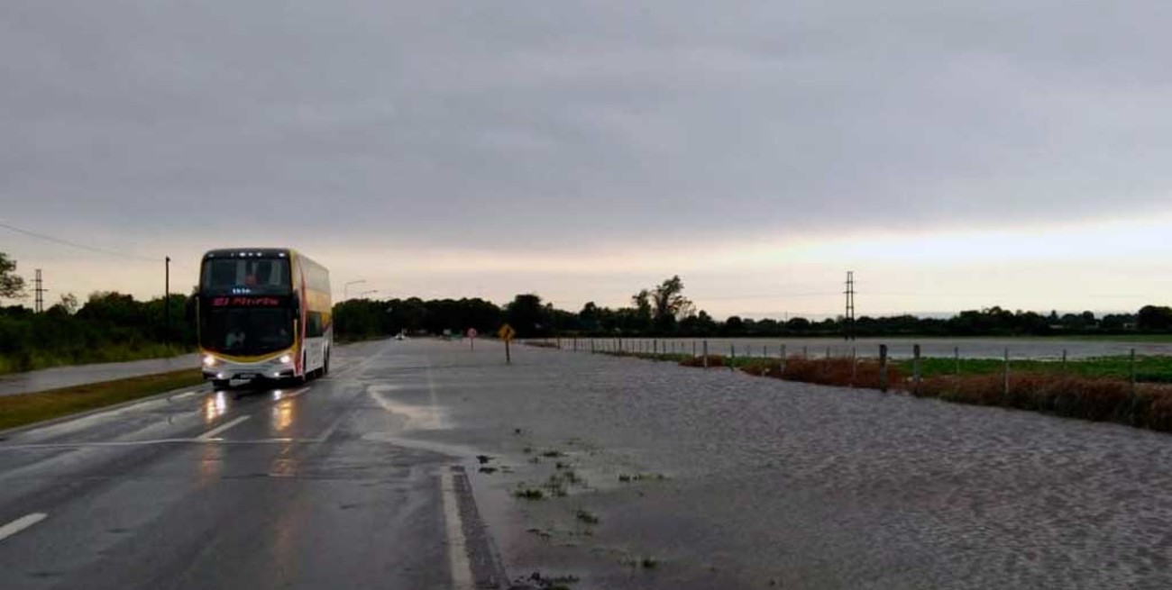 Consecuencias de la tormenta en Santa Fe: está cortada la Ruta 11 en Candioti y Nelson