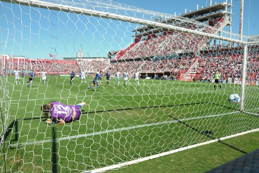 ELLITORAL_194216 | Luis Cetraro La pelota para un lado, el arquero para el otro. Lucas Gamba se hizo cargo del penal a los cinco minutos del segundo tiempo y su ejecución le dio el triunfo parcial 1-0. Tanto yo como Diego (Zabala) somos los que estamos designados a patear penales, el que se tenga más confianza patea, por suerte tuvimos dos y por eso pateamos uno cada uno , señaló Gamba.
