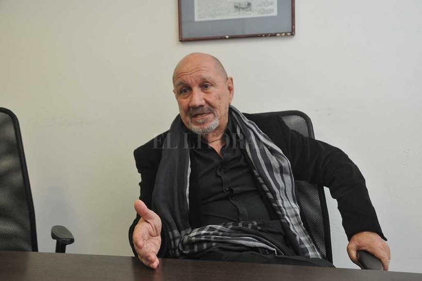 ELLITORAL_227819 |  Flavio Raina. Héctor Carril, ingeniero en Telecomunicaciones.