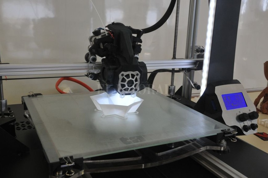 ELLITORAL_197330 |  Flavio Raina En proceso. El objeto se forma a través de filamentos que se van depositando en cientos de capas finas.