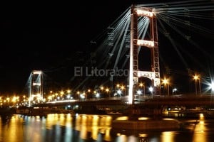 ELLITORAL_157116 |  Archivo El Litoral Octubre de 2009. En la gestión del intendente Mario Barletta se decidió apostar a iluminar la estructura del puente para jerarquizarla -con eje en las antenas- y en menor medida los cables.