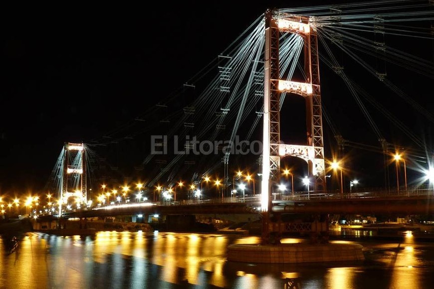 ELLITORAL_157116 |  Archivo El Litoral Octubre de 2009. En la gestión del intendente Mario Barletta se decidió apostar a iluminar la estructura del puente para jerarquizarla -con eje en las antenas- y en menor medida los cables.