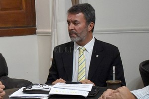 ELLITORAL_260909 |  El Litoral Carlos Torres, secretario de Regiones, Municipios y Comunas de la provincia.