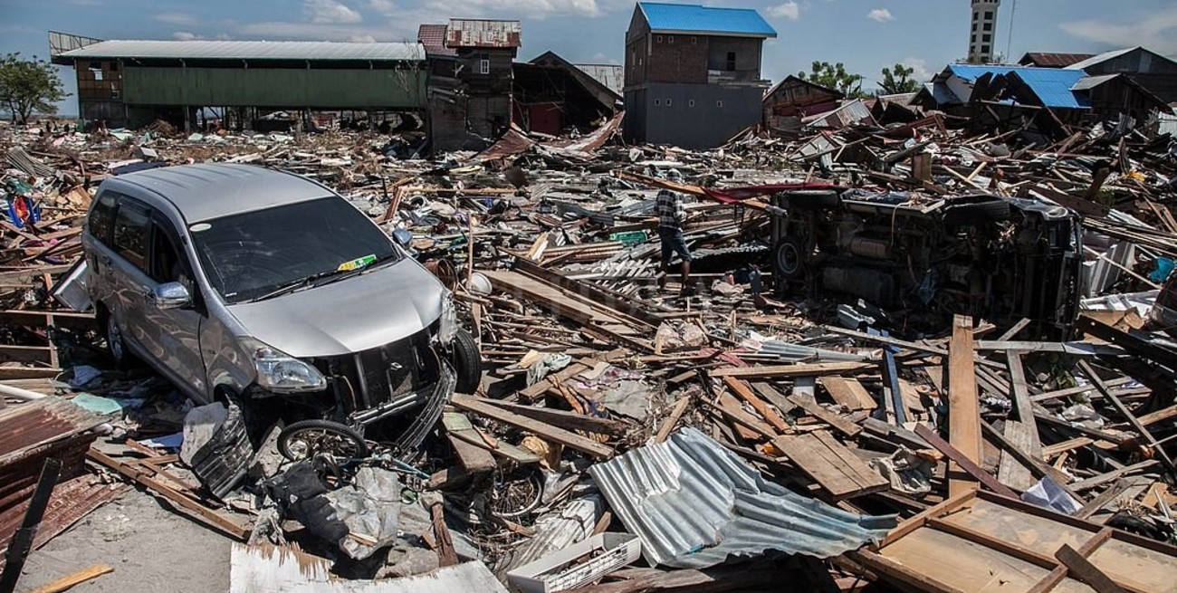 Un agujero en la tierra se "tragó" 1.000 viviendas en Indonesia