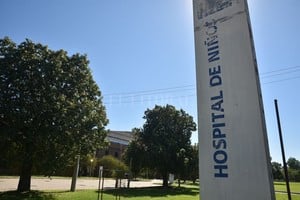 ELLITORAL_263544 |  Luis Cetraro / Archivo La beba tenía 13 meses cuando quedó internada en el Hospital de Niños. Ingresó con 39.7° de fiebre, las manitos quemadas y el cuerpito repleto de golpes.