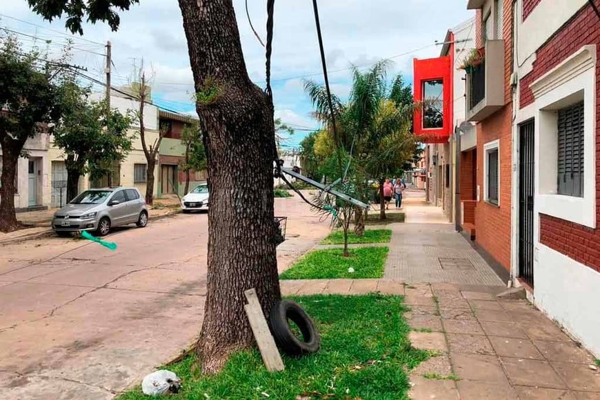 ELLITORAL_240100 |  Periodismo Ciudadano / WhatsApp Vecinos de Dr. Zavalla al 1900 exponen su reclamo por cables colgando.