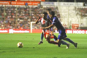 ELLITORAL_230011 |  Manuel Fabatia El Droopy Gómez en acción, en el partido ante Patronato en la avenida López y Planes, donde fue titular.
