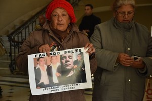 Flavio Raina El rostro del imputado lo mostraron los familiares de las víctimas, porque el tribunal prohibió que se le tomaran imágenes en la sala de audiencia.
