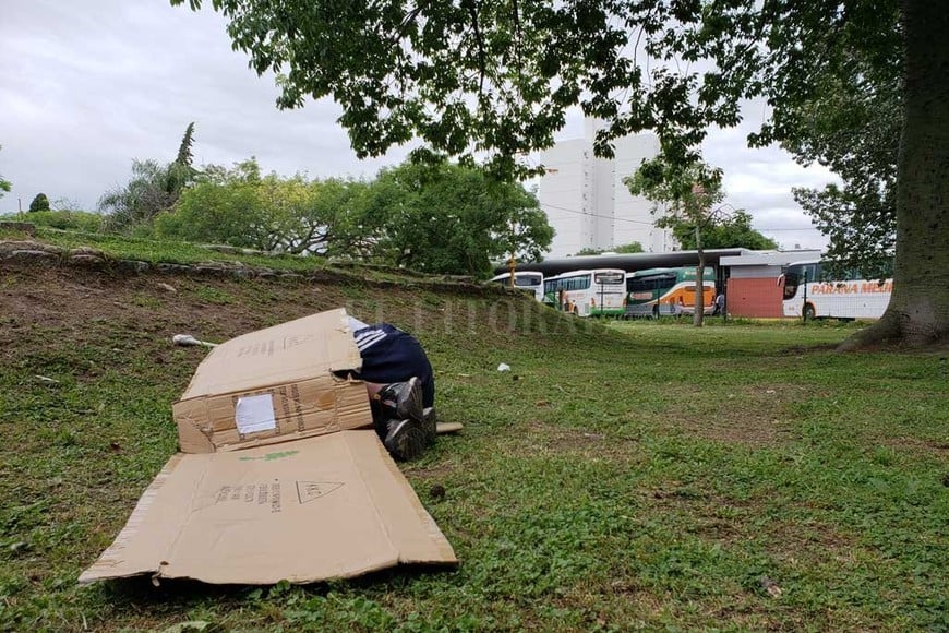 ELLITORAL_230776 |  El Litoral Una pedazo de cartón era la única protección contra la llovizna de este lunes.