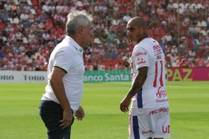 ELLITORAL_231015 |  Manuel Fabatía Reunión de mesa chica . Como suele ocurrir cuando hay rachas negativas -1 punto de local de 9 jugados-, Leonardo Carol Madelón decidió citar ayer a los referentes del plantel (Nereo, Bottinelli, Acevedo, Soldano... entre otros) para escucharlos acerca de este bajón deportivo. Es duda Nereo por un golpe y otra vez se quedaría afuera Mauro Pittón.