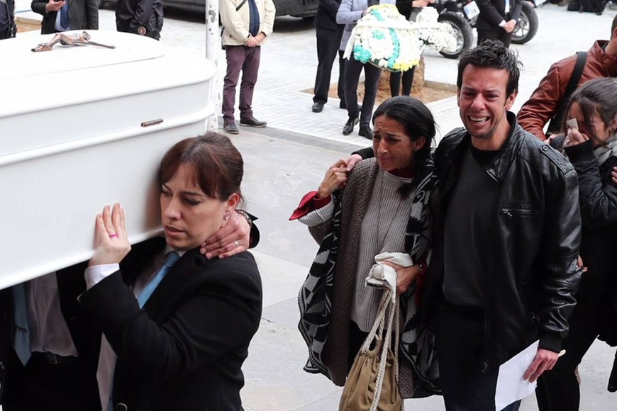ELLITORAL_205885 |  El País - España Los restos de Gabriel son despedidos en la Catedral de Almería. En la foto, sus padres biológicos.