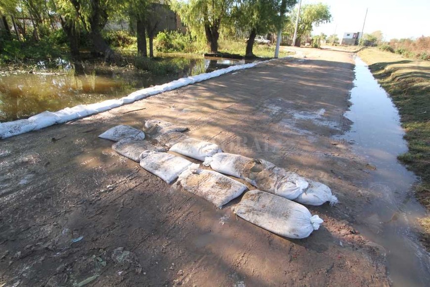 ELLITORAL_182500 |  Guillermo Di Salvatore La Vuelta del Paraguayo. Durante las últimas horas el agua comenzó a drenar en la calle principal
