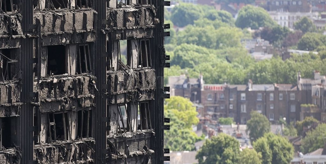 El fuego del edificio en Londres liberó cianuro de hidrógeno, un gas mortal