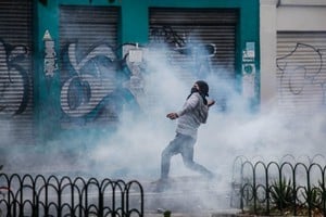 ELLITORAL_265723 |  Xinhua 07/10/2019 07 October 2019, Ecuador, Quito: A masked demonstrator throws stones at security forces during a protest against the increase in fuel prices. The Ecuadorian government has declared a state of emergency for 60 days. Photo: Juan Diego Montenegro/dpa ECONOMIA INTERNACIONAL Juan Diego Montenegro/dpa