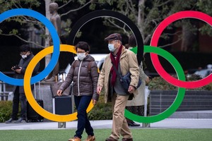 ELLITORAL_288219 |  Gentileza People wearing protective face masks, following an outbreak of the coronavirus, are seen next to the Olympic rings in front of the Japan Olympic Museum in Tokyo, Japan, February 26, 2020. REUTERS/Athit Perawongmetha