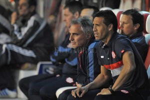 Mauricio Garín Encontrar el equipo. Siempre en un inicio de ciclo, es importante el primer paso, cómo se arranca, cuál es la idea y la relación con los resultados. Si bien varios jugadores del actual plantel conocen a la perfección a Leonardo Carol Madelón (a su lado, el Moncho Ruiz, uno de sus ayudantes), fue importante los dos golpes anímicos positivos del equipo: eliminar a Lanús de la Copa Argentina y empatar contra Newell?s en el Parque Independencia.