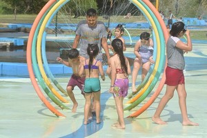 ELLITORAL_277839 |  Guillermo Di Salvatore Los piletones del Parque Sur, a pleno: la gente fue a refrescarse y  sobrevivirle  por un rato a las elevadas temperaturas.