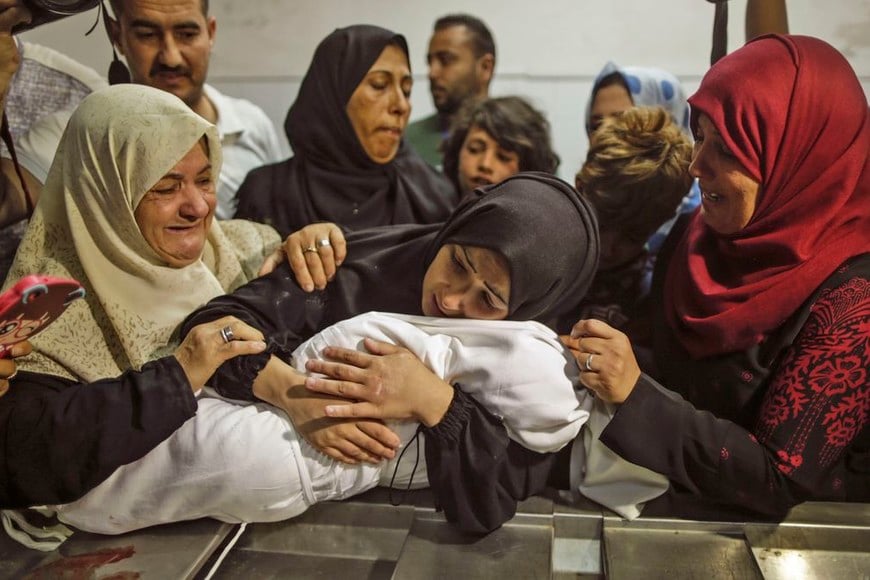 ELLITORAL_211111 |  MAHMUD HAMS Gaza Una beba de 8 meses afectada por la asfixia producida por los gases lacrimógenos y un hombre herido de bala durante la represión del Ejército israelí a las protestas palestinas de ayer en Gaza, murieron hoy y elevaron a 60 las víctimas fatales de la masacre que recogió la condena de buena parte de la comunidad internacional.