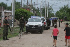 ELLITORAL_216371 |  Luis Cetraro Una postal que se repite. Efectivos de Gendarmería trabajando en los barrios.