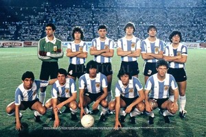 Archivo El Litoral El equipo de la final ante la Unión Soviética. De pie: Sergio García, Carabelli, Simón, Rossi, Alvez y Maradona. Agachados: Escudero, Barbas, Ramón Díaz, Rinaldi y Calderón.