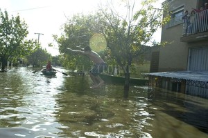 Archivo / DyN Aníbal Greco Así estaban las calles de barrio Centenario durante la inundación del Salado. La noche del martes 29 de abril, el nivel del agua era todavía más alto.
