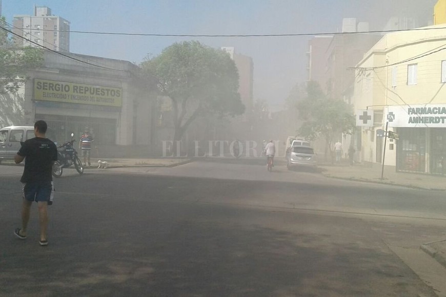 ELLITORAL_194207 |  Danilo Chiapello La zona de Tucumán y Saavedra quedó envuelta en humo, lo que generó lógica conmoción entre los vecinos.