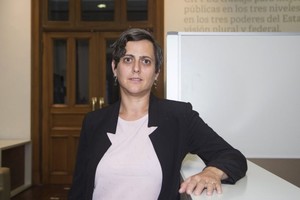 Gentileza La Política On Line María Esperanza Casullo habló en la ciudad de Paraná sobre regímenes latinoamericanos en las Jornadas de Trabajo Social.