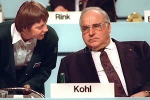 ELLITORAL_182806 |  DPA La por entonces ministra para la Mujer, Angela Merkel (actual canciller alemana), junto al canciller Helmut Kohl en Dresde, Alemania, el 16/12/1991.