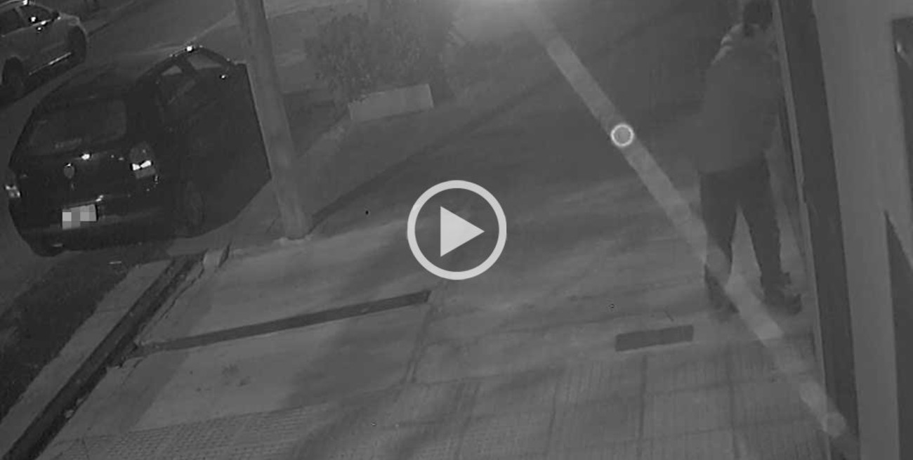 Video: forzó un portón y se robó una bicicleta de una cochera