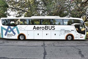 ELLITORAL_241502 |  Flavio Raina Aero Bus. Ya está ploteado, listo para ascender a los pasajeros y llevarlos al aeropuerto de Sauce Viejo.