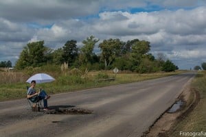 Gentileza El joven de Villa Eloísa subió las particulares fotos con distintos mensajes de protesta, que rápidamente se propagaron por las redes.