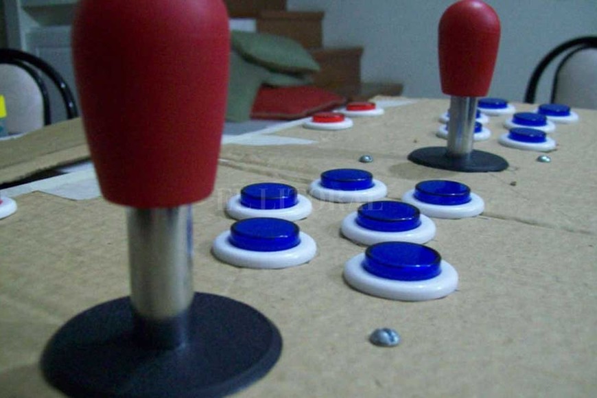 ELLITORAL_220120 |  Transmedia VT Las palancas y los botones devuelven el recuerdo de las clásicas salas de videojuegos, que se llenaban de jóvenes décadas atrás.