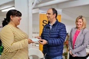 Gentileza. El intendente José Corral encabezó el acto de entrega del financiamiento, acompañado por la secretaria de Desarrollo Estratégico y Resiliencia, Andrea Valsagna.