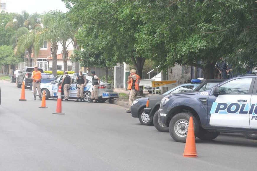 ELLITORAL_167885 |  Flavio Raina Fuertes medidas de seguridad. Unos 20 efectivos -entre policías, federales, gendarmes y prefectos- ocuparon media calzada de la Costanera, frente a la Regional Santa Fe de la Universidad Tecnológica Nacional.