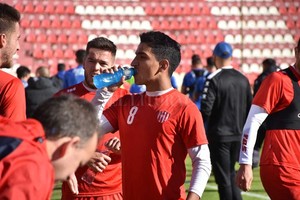 ELLITORAL_253831 |  Manuel Alberto Fabatía Lucas Ríos se hidrata y quiere aprovechar la oportunidad que se le pueda presentar para ganarse un lugar en el equipo titular. Madelón lo ha tenido en cuenta y fue siempre una alternativa de reemplazo para Zabala.