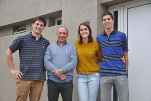 Gentileza UTN Adrian Dip, de la Cam. de la Construcción Argentina, delegación Santa Fe, junto a estudiantes de la UTN, Regional Santa Fe.