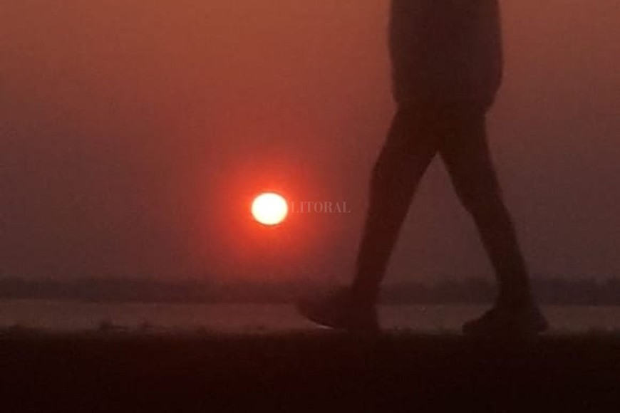 ELLITORAL_260446 |  El Litoral La foto fue tomada días atrás, durante la puesta del sol en la Costanera Oeste (cerca del Faro). Si bien no se puede aseverar científicamente que ese efecto grisáceo sea por la ceniza de los incendios, el sol se ve así cuando hay polvo en la atmósfera.