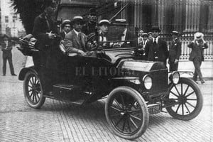 ELLITORAL_180306 |  Wikipedia Miembros de la Liga Patriótica recorren las calles de Buenos Aires junto a la policía durante la Semana Trágica.