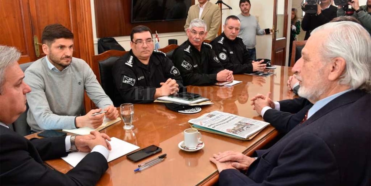 Reunión de Pullaro con ministros y autoridades policiales por recientes hechos de inseguridad