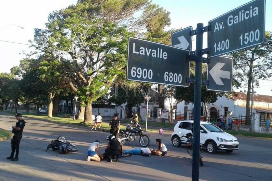 ELLITORAL_195543 |  Danilo Chiapello Este domingo por la tarde. Durante varios minutos, los motociclistas permanecieron tirados sobre la cinta asfáltica, mientras personal policial hizo un desvío del tránsito.