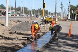Guillermo Di Salvatore Los operarios colocan cordones, rellenan canteros y terminan de asfaltar algunos tramos que están pendientes.