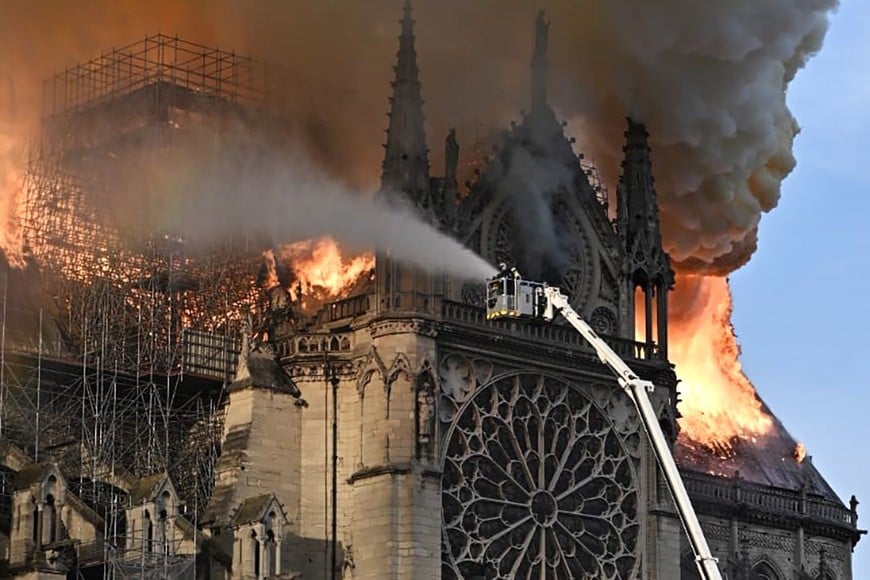 ELLITORAL_244254 |  DPA (190415) -- PARIS, 15 abril, 2019 (Xinhua) -- Imagen proveída por ZUMAPRESS, de personal de servicios de emergencia trabajando en la extinción de un incendio en la catedral de Notre Dame, en París, Francia, el 15 de abril de 2019. Un incendio se registró el lunes en la famosa catedral de Notre Dame en París, informaron medios franceses. (Xinhua/TASS/Stoyan Vassev/ZUMAPRESS) (au) (ah) ***DERECHOS DE USO UNICAMENTE PARA NORTE Y SUDAMERICA*** ***MAXIMA CALIDAD DE ORIGEN***
