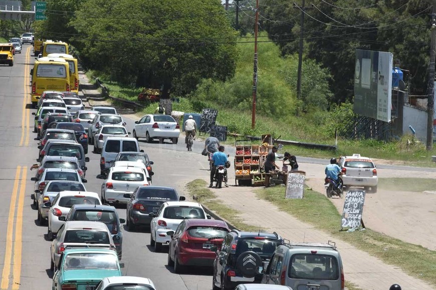 ELLITORAL_231907 |  Guillermo Di Salvatore Nudo vial. Cada mediodía, los autos se amontonan para pasar a Santo Tomé del lado de Santa Fe. Si hay un accidente, la espera puede ser eterna.