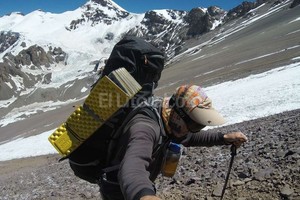 Gentileza Ulises Luna Trekking extremo. Ulises camina hacia el campamento Nido de Cóndores (5.250 metros). En su espalda lleva una mochila que pesa 23 kilos.