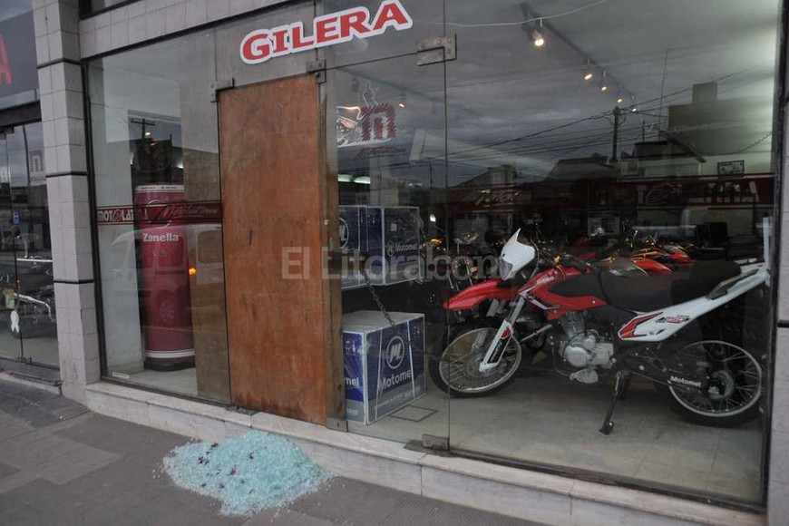 ELLITORAL_160304 |  Flavio Raina Destrozaron el blindex de un comercio de venta de motos de Av. López y Planes