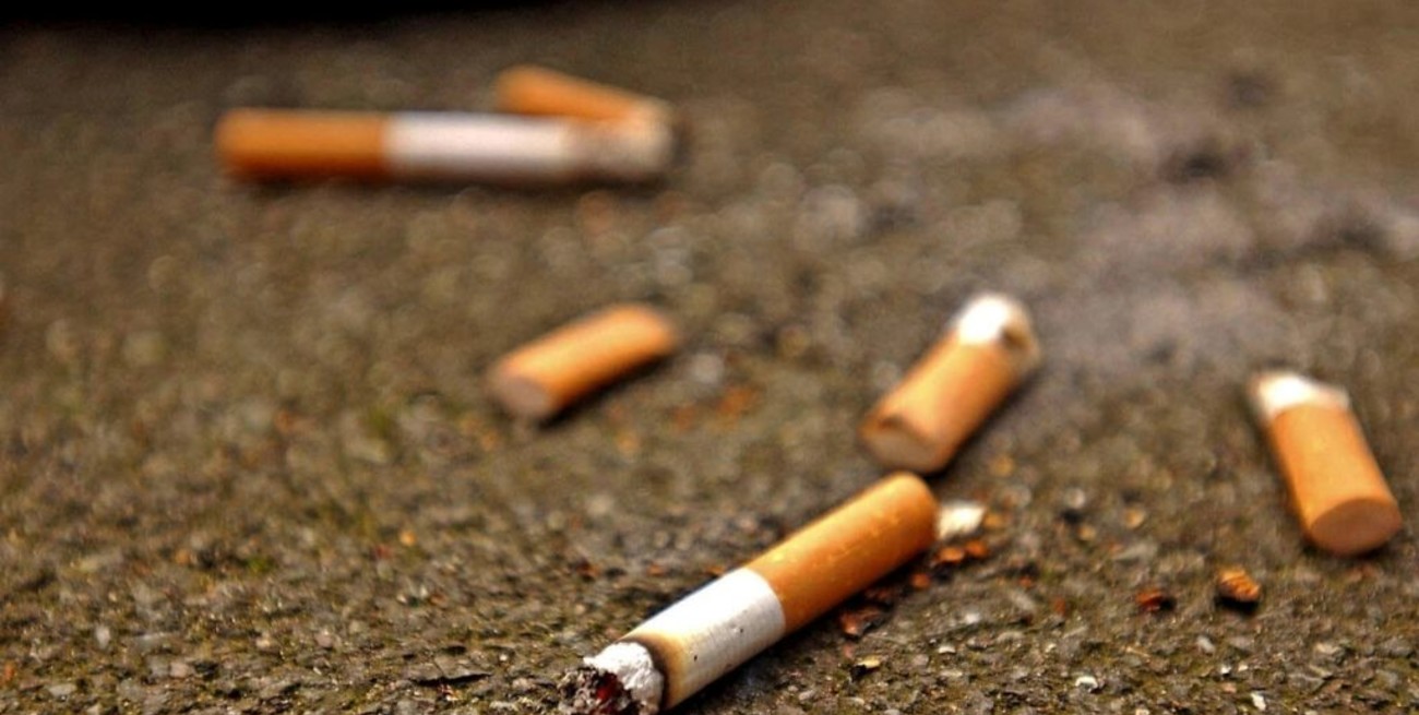 Lanzan un proyecto de ley para regular el desecho de colillas de cigarrillos en la vía pública
