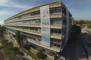 Internet El cadáver estaba en un puente que hay detrás de la Facultad de Arquitectura. En el lugar se encontró el arma que le pertenecía y una vaina servida de calibre 9 milímetros.