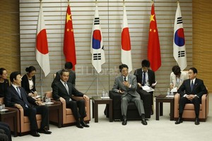 ELLITORAL_159810 |  EFE El primer ministro nipón, Shinzo Abe, recibe a los ministros de Exteriores surcoreano, Yun Byung-Se, y chino, Wang Yi en presencia del ministro de Exteriores nipón, Fumio Kishida.